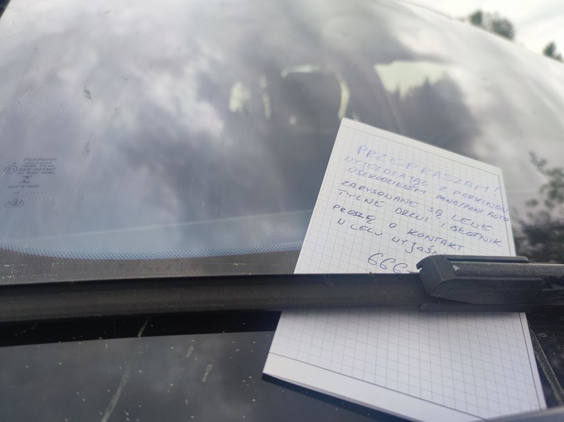 Kartka za wycieraczką to uczciwy ale nie zawsze idealny sposób na wyjaśnienie kolizji parkingowej /Michał Janiszyn /INTERIA.PL