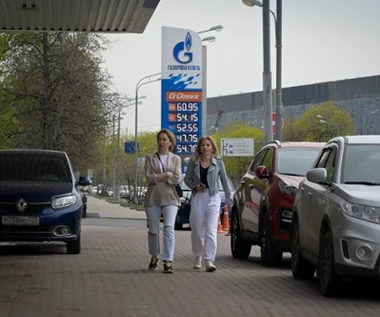 Kartki na benzynę w Rosji. W tle brak paliw i wzrost cen
