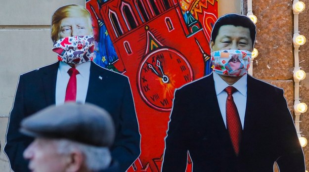 Kartonowe podobizny Donalda Trumpa i Xi Jinpinga w Moskwie /Sergei Ilnitsky /PAP/EPA