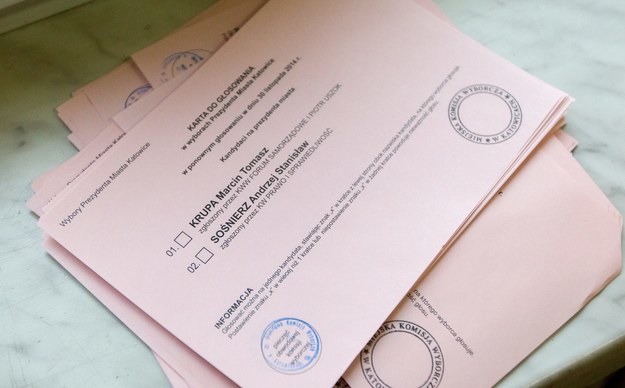 Karty do głosowania w lokalu wyborczym w Katowicach / 	Andrzej Grygiel    /PAP