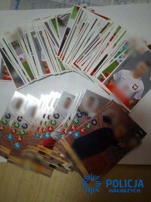 Karty i naklejki z piłkarzami, które padły łupem złodziejki /Policja
