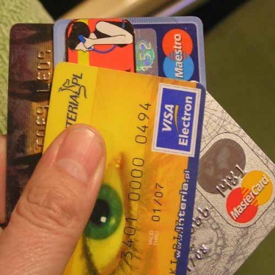 Karty kredytowe mogą być użytecznym narzędziem wspierania naszych domowych finansów. /AFP