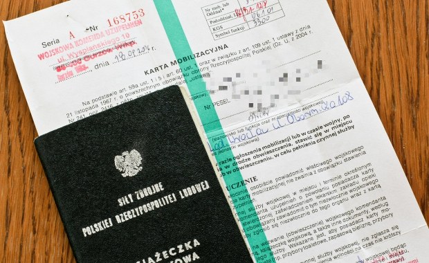 Karty mobilizacyjne trafiają do Polaków. Co oznaczają wezwania?
