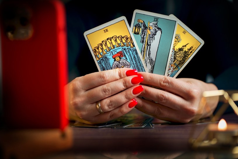 Karty na 10 kwietnia. Wróżka Diana stawia tarota wszystkim znakom zodiaku 