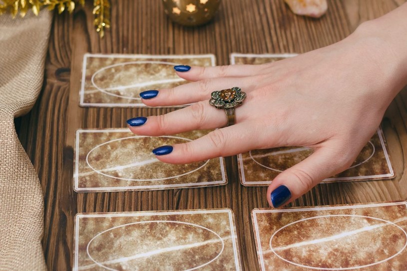 Karty na 13 lutego. Wróżka Diana stawia tarota wszystkim znakom zodiaku. Sprawdź!