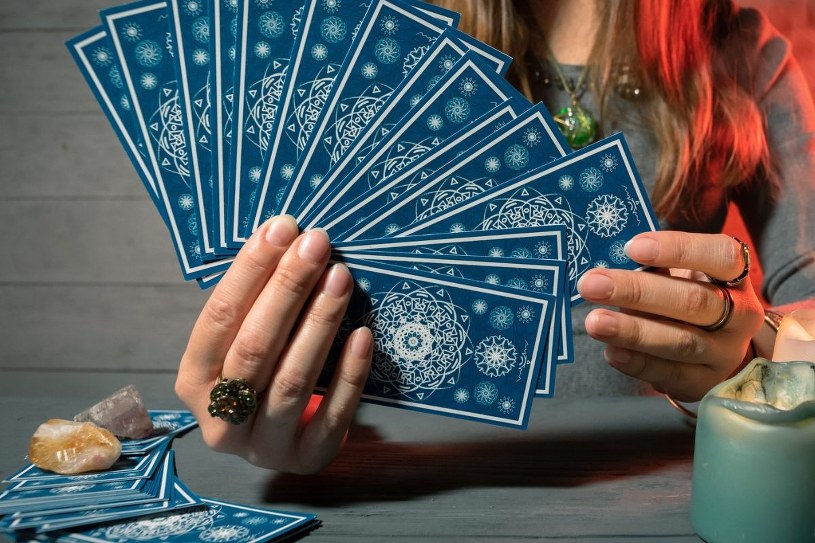 Karty na 20 marca. Wróżka Diana stawia tarota wszystkim znakom zodiaku 