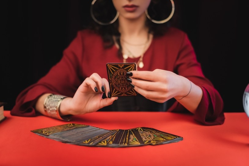 Karty na 21 lutego. Wróżka Diana stawia Tarota wszystkim znakom zodiaku