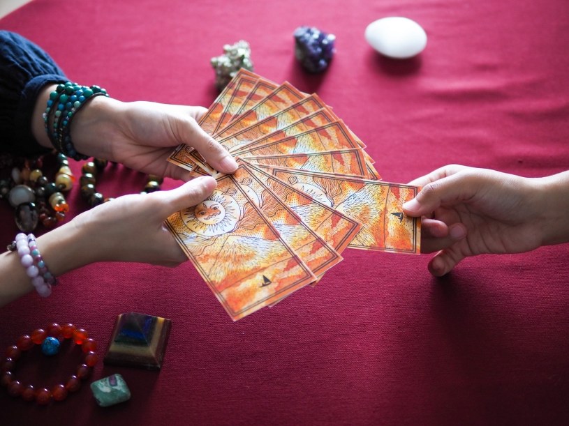 Karty na 29 marca. Wróżka Diana stawia tarota wszystkim znakom zodiaku 