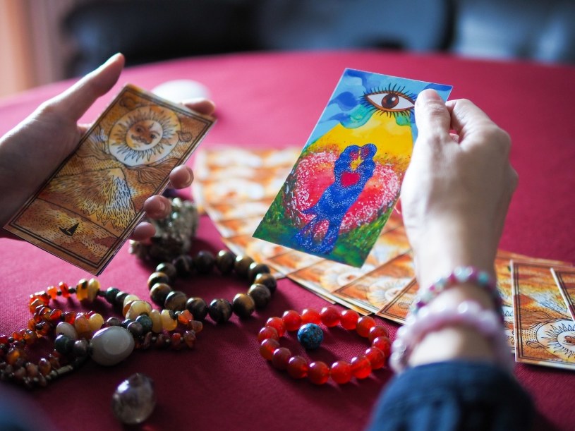Karty na 3 kwietnia. Wróżka Diana stawia tarota wszystkim znakom zodiaku 