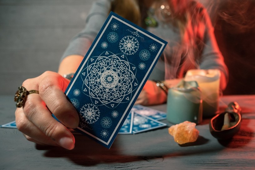 Karty na 6 kwietnia. Wróżka Diana stawia tarota wszystkim znakom zodiaku 