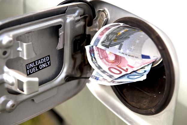 Karty paliwowe zastępują płatności gotówkowe /&copy;123RF/PICSEL