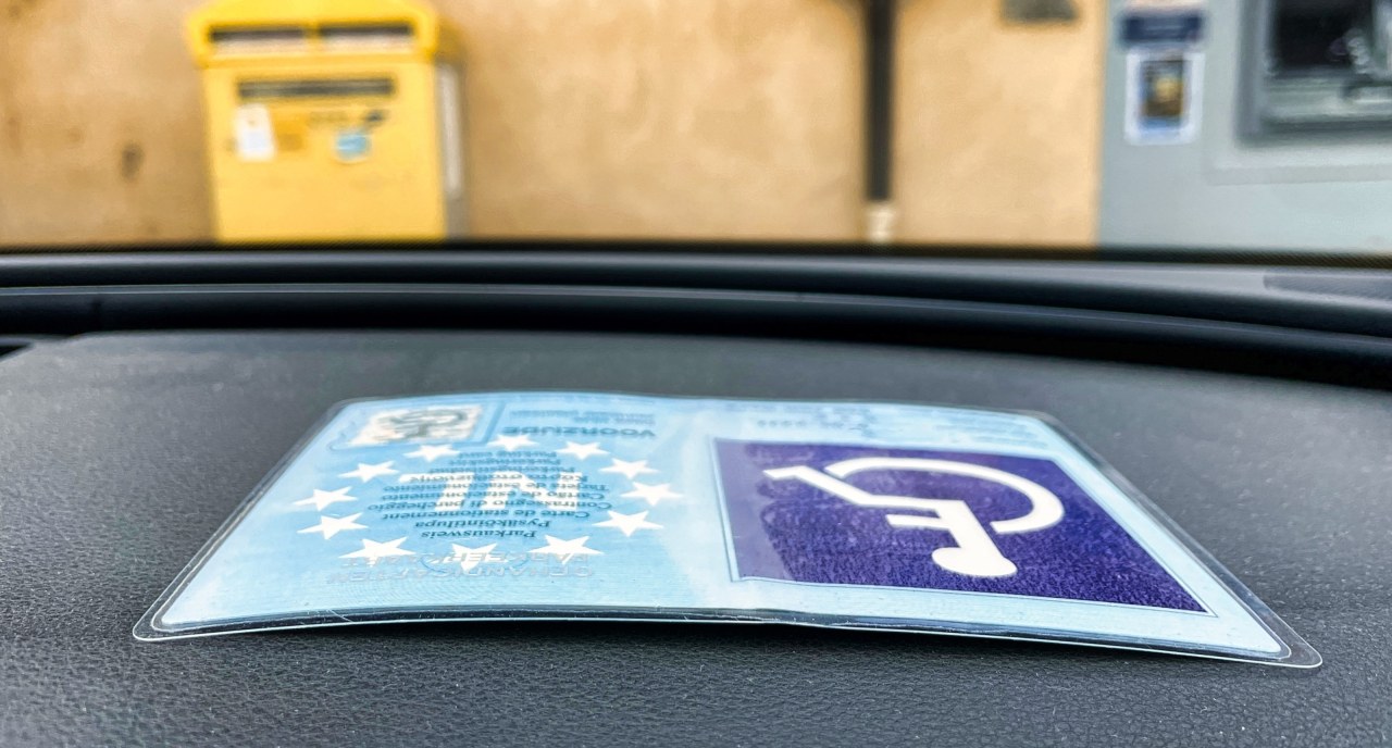 Karty parkingowe dla niepełnosprawnych na wagę złota. Samorządy walczą z brakami