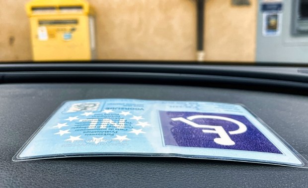 Karty parkingowe dla niepełnosprawnych na wagę złota. Samorządy walczą z brakami