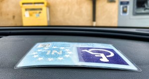 Karty parkingowe dla niepełnosprawnych na wagę złota. Samorządy walczą z brakami