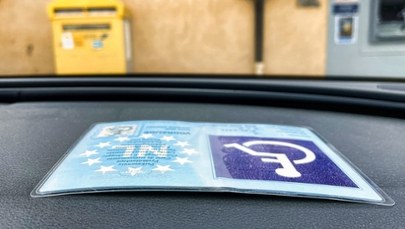 Karty parkingowe dla niepełnosprawnych na wagę złota. Samorządy walczą z brakami