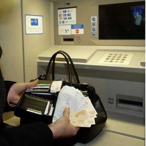 Karty płatnicze mają pułapki /AFP