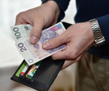 Karty w portfelu, a gotówka w ręku. Czy Polska wraca do bankomatów?