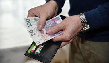Karty w portfelu, a gotówka w ręku. Czy Polska wraca do bankomatów?