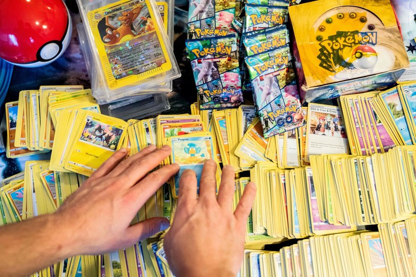 Karty z pokemonami stają się towarem deficytowym /AFP