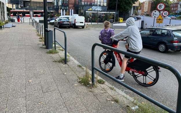 Kary dotyczą m.in. jazdy na rowerze przez więcej niż 1 osobę /OMGGS /Materiały prasowe