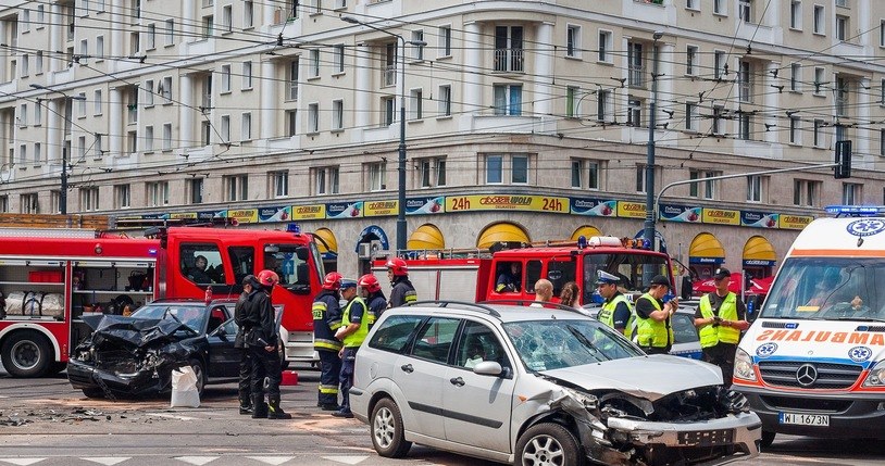 Kary za brak OC są dotkliwe, ale to nic w porównaniu z kosztami na jakie narażamy się, jeśli spowodujemy wypadek /Piotr Grzybowski /East News