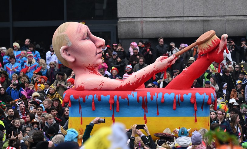 Karykatura Putina podczas parady w Düsseldorfie /AFP