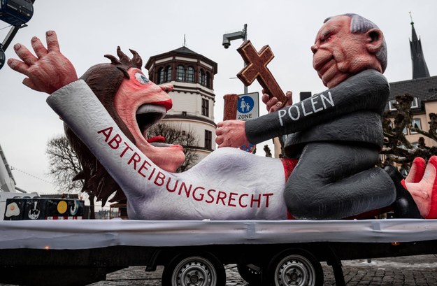 Karykatura zaprezentowana podczas Rosenmontag /Fabian Strauch/dpa /PAP/EPA