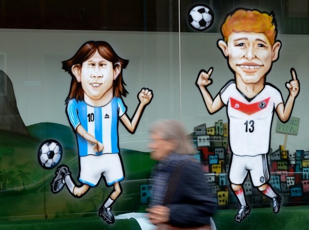 Karykatury Argentyńczyka Lionela Messi’ego i Niemca Thomasa Muellera /ARNE DEDERT  /PAP/EPA