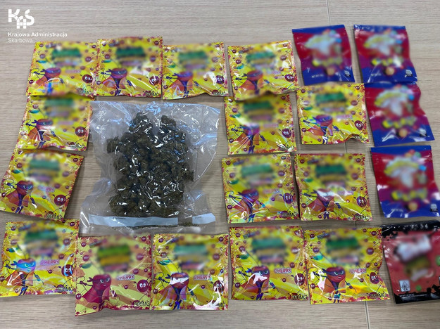 KAS znalazła marihuanę i psychoaktywne słodycze w przesyłce kurierskiej /Krajowa Administracja Skarbowa /Materiały prasowe