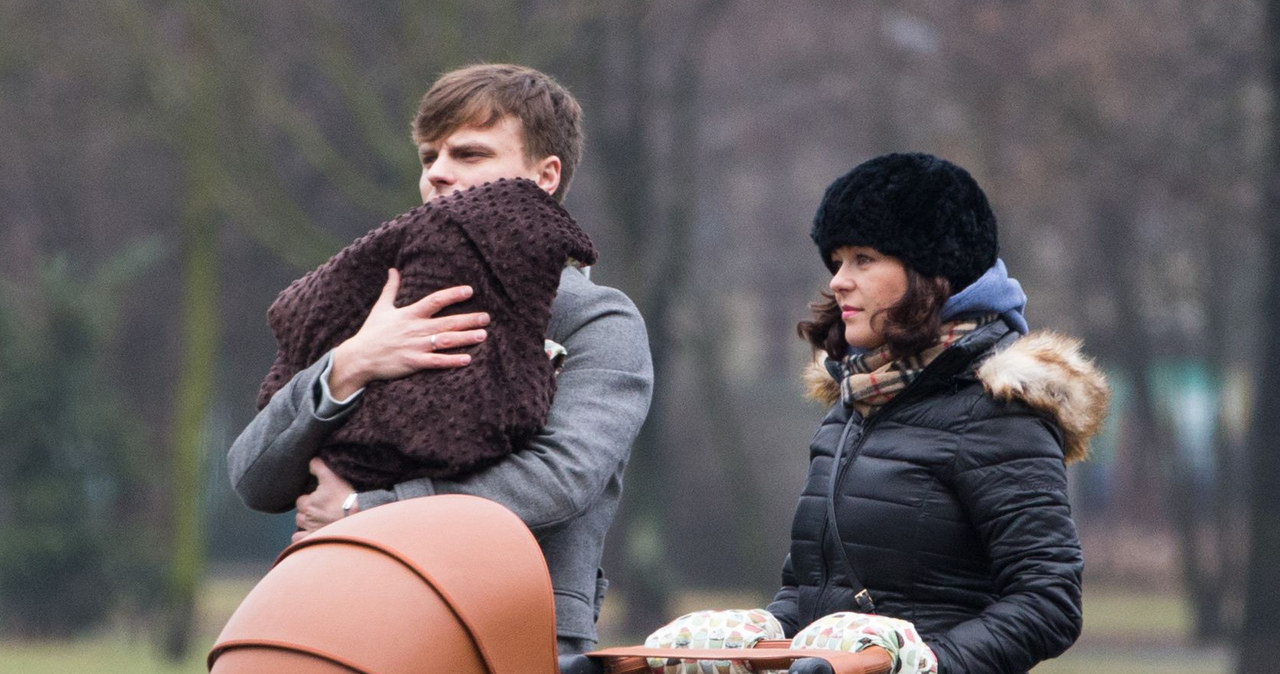 Kasia Cichopek i Marcin Hakiel na spacerze z córką /Foto IP