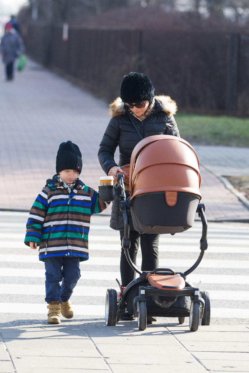 Kasia Cichopek na spacerze z dziećmi /Foto IP