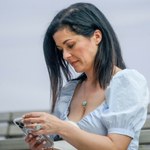 Kasia Cichopek pluska się w falach na wakacjach. Uwagę przyciąga strój