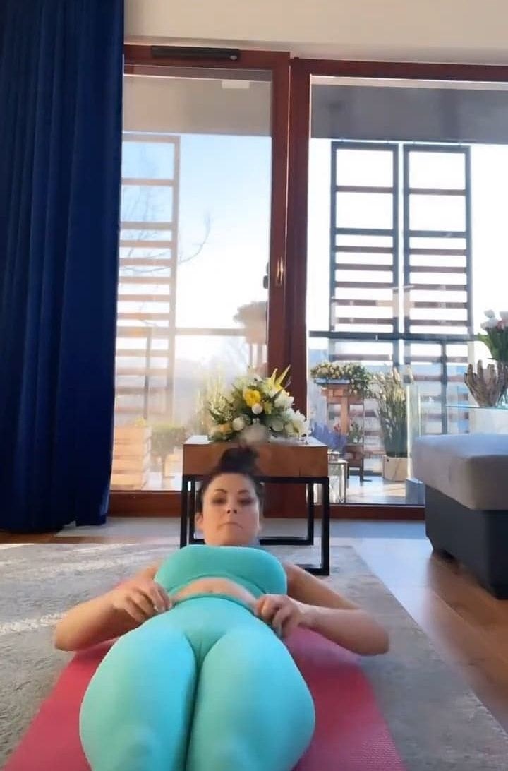 Kasia Cichopek podczas ćwiczeń w domowym zaciszu /screen /Instagram