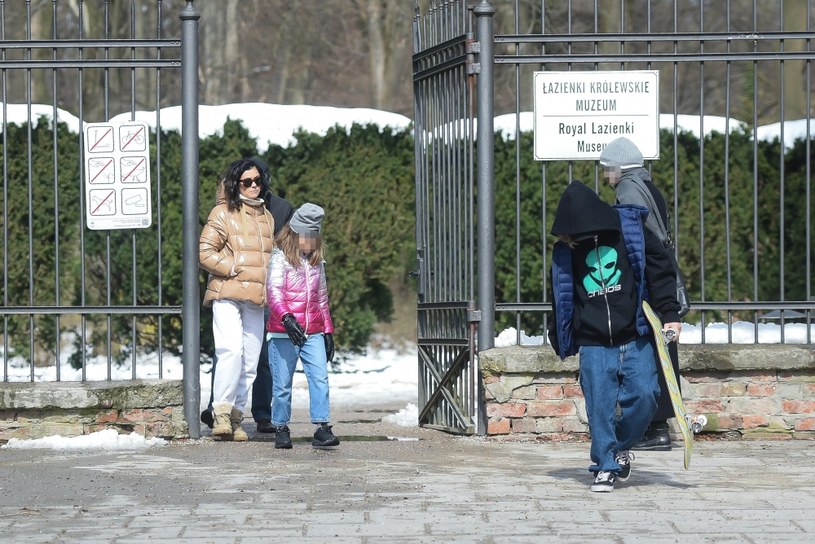 Kasia Cichopek z dziećmi w parku /pomponik exclusive