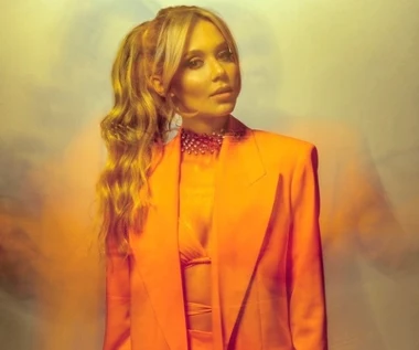 Kasia Moś śpiewa Karin Stanek. Posłuchaj "Tato kup mi dżinsy"!