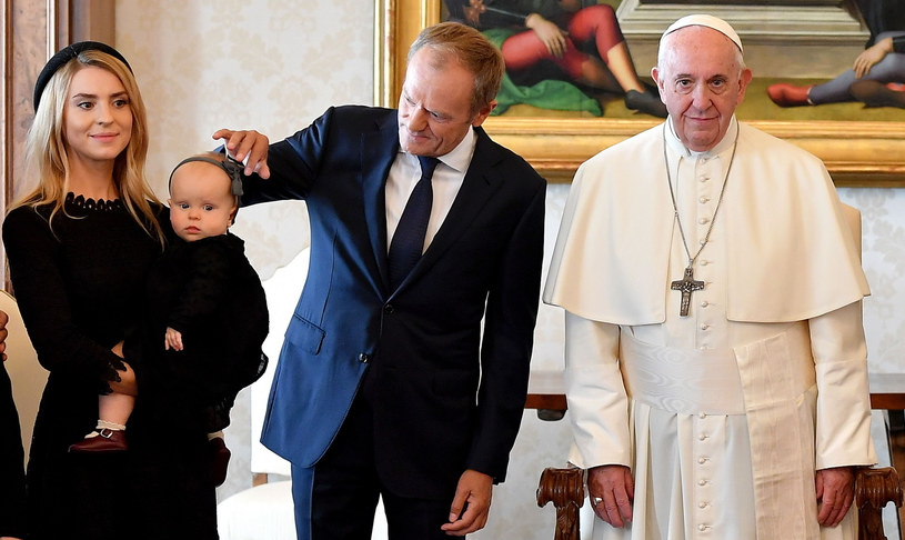 Kasia Tusk z córką i Donald Tusk na audiencji u papieża, fot. ETTORE FERRARI/AFP /East News