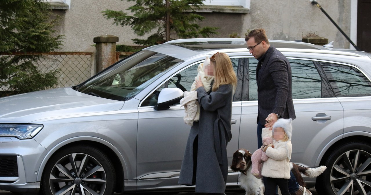 Kasia Tusk z mężem Staszkiem Cudnym, dziećmi i psem pod domem Donalda Tuska /pomponik exclusive