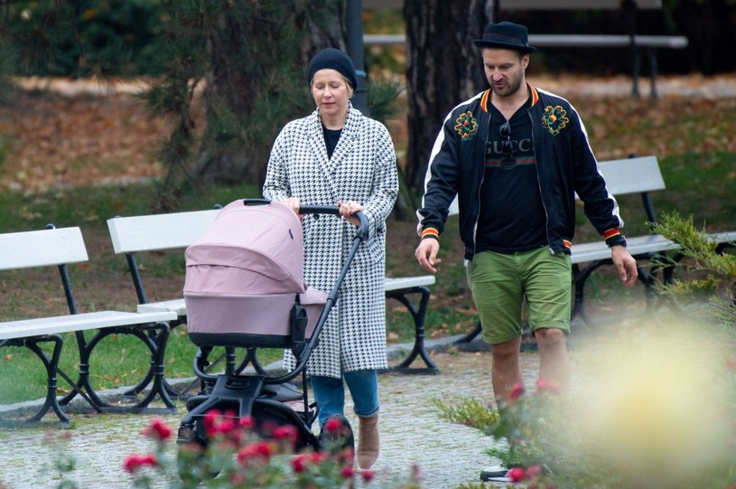 Kasia Warnke i Piotr Stramowski z dzieckiem na spacerze w parku /brak /pomponik exclusive