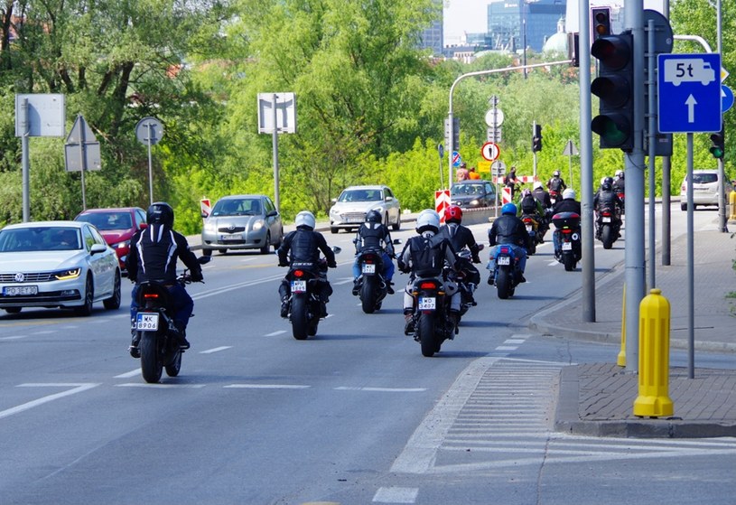 Kask jest obowiązkowym wyposażeniem motocyklisty /Marek Bazak /East News