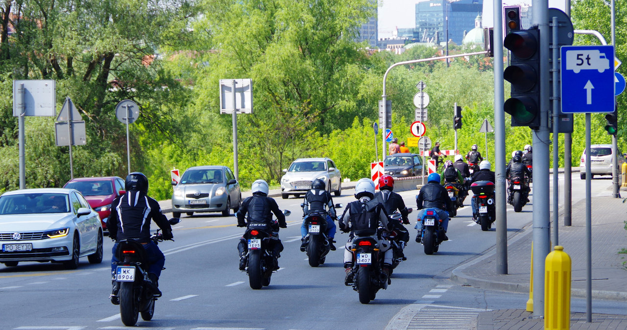 Kask jest obowiązkowym wyposażeniem motocyklisty /Marek Bazak /East News