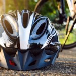 Kaski dla rowerzystów i hulajnogistów obowiązkowe? Rząd rozważa zmiany