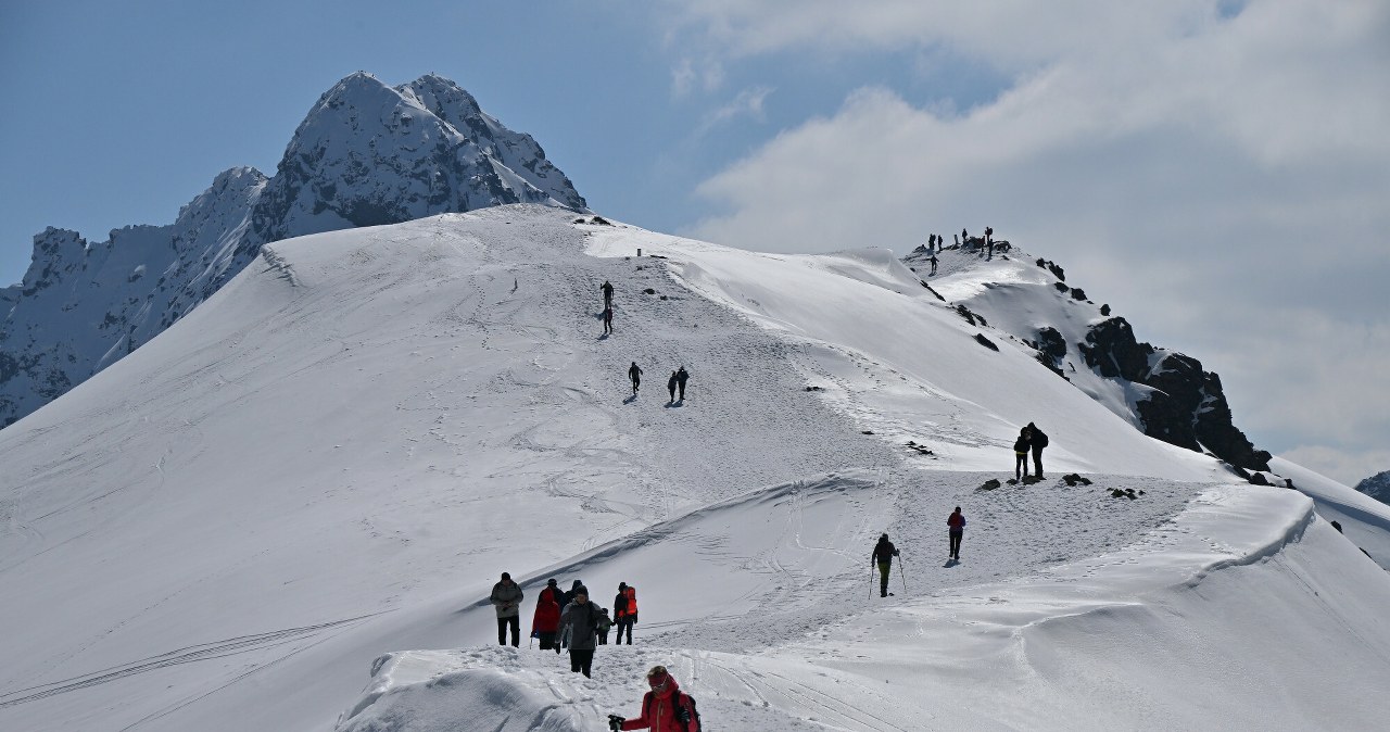 Kasprowy Wierch zimą. Można zdobyć szczyt na kilka sposobów /Pawel Murzyn/East News /East News