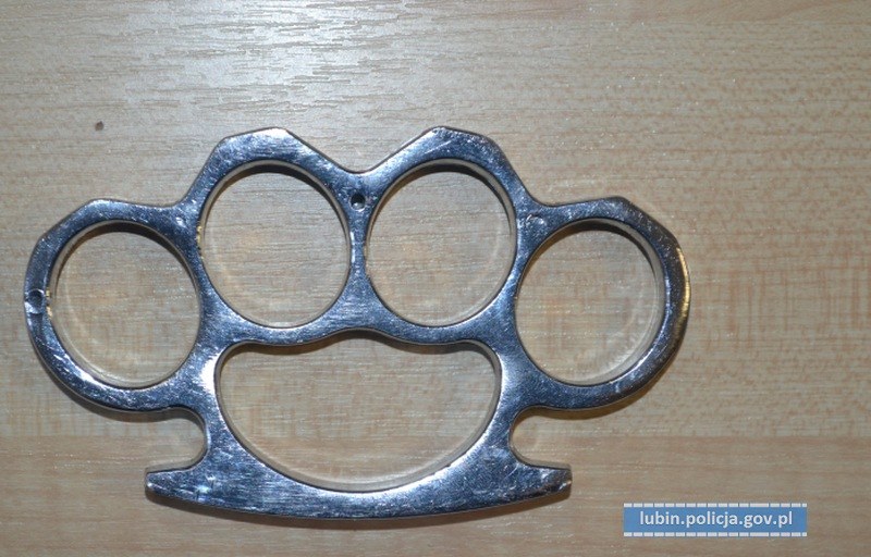 Kastet, który policjanci odebrali sprawcom /KPP Lubin /Policja