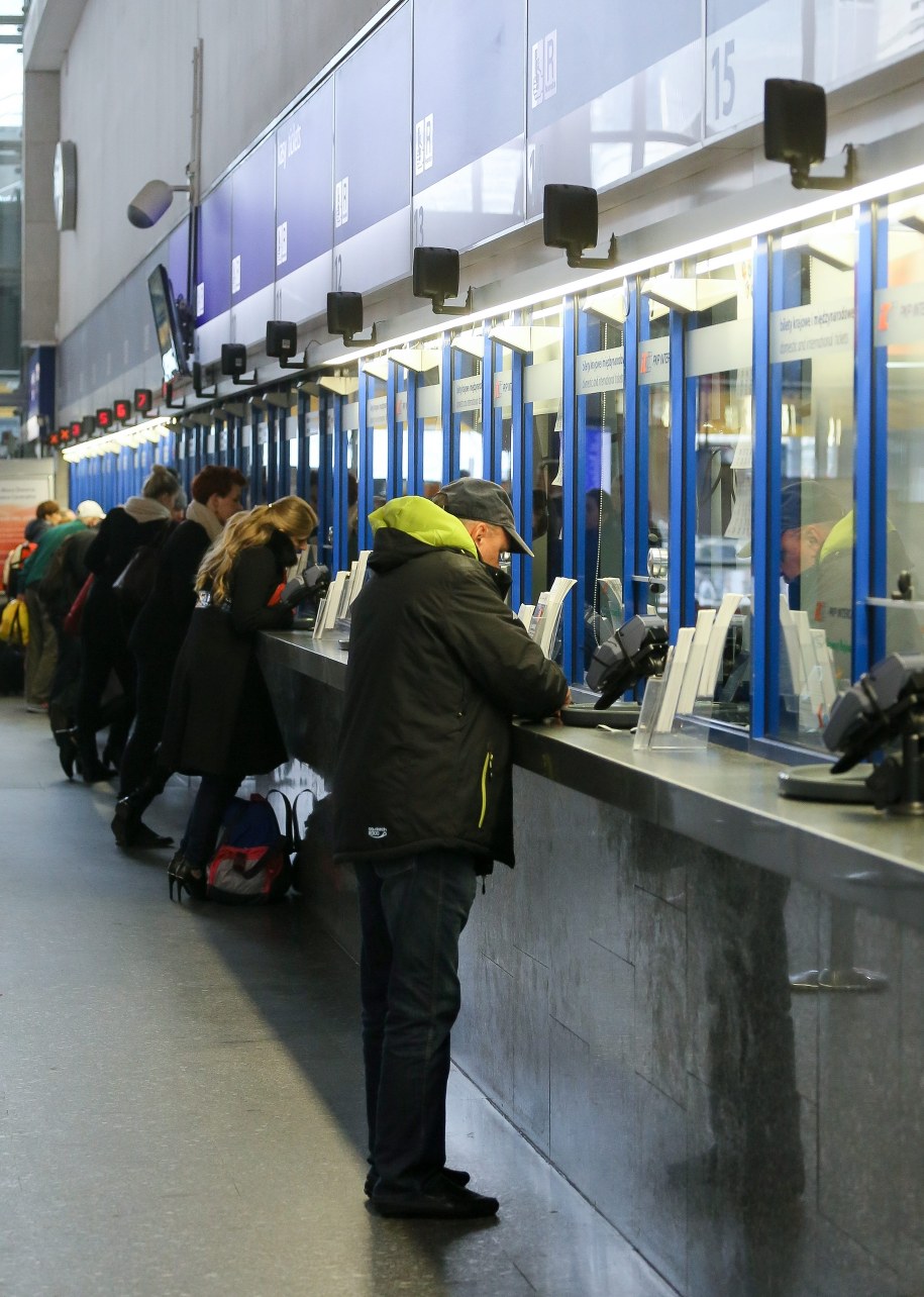 Kasy biletowe na Dworcu Centralnym w Warszawie /Paweł Supernak  /PAP