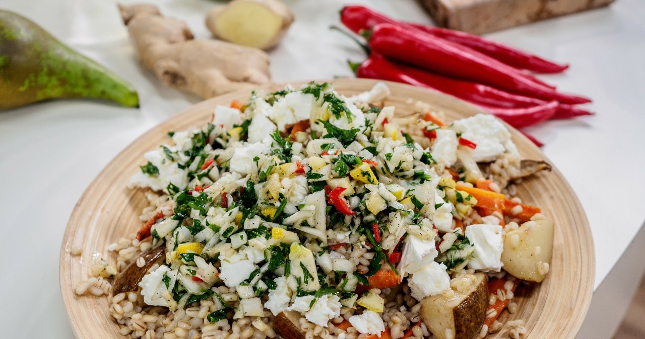 Kasza pęczak jest niezwykle uniwersalna i sprawdzi się jako baza lub dodatek do wielu dań /East News