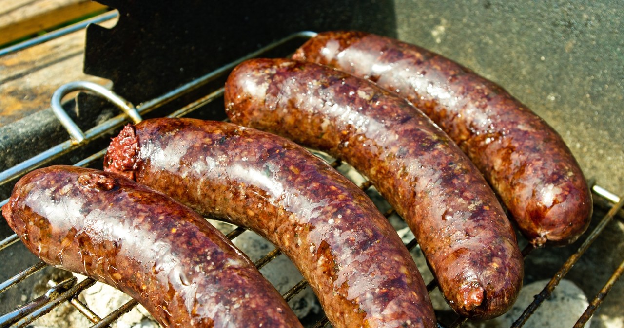 Kaszanka na grillu rozpadnie się, jeśli będziemy ją za długo piec /ccat82 /123RF/PICSEL
