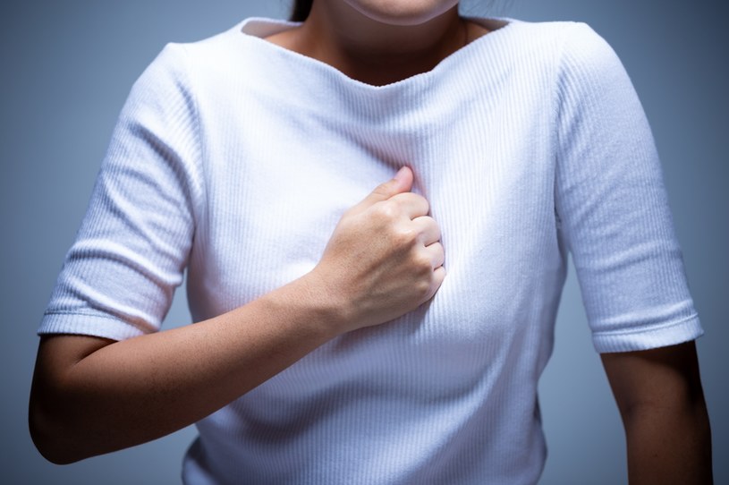 Kaszel, chrypka, duszności, ból w klatce piersiowej - to główne objawy raka płuca /123RF/PICSEL