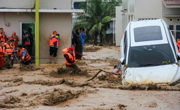 Kataklizm na Sumatrze. Rośnie liczba ofiar powodzi i lawin błotnych