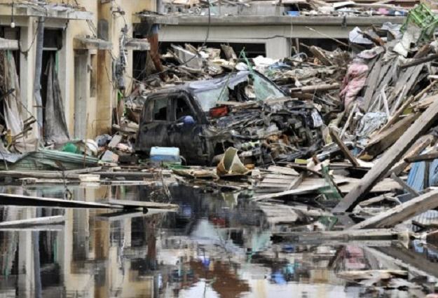 Kataklizm popchnął mieszkańców do usuwania zniszczeń /AFP