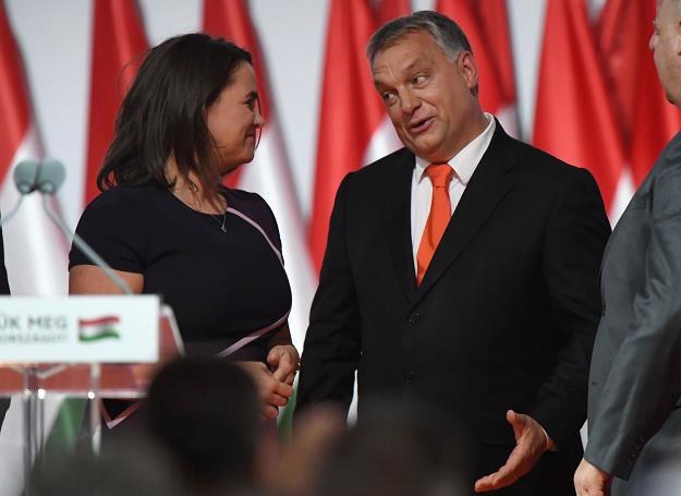 Katalin Novak, minister zasobów ludzkich (L) i Viktor Orban, premier Węgier /AFP